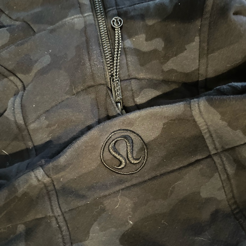 Lululemon Scuba Full Zip Hoodie – Black Camo, Size 8 - Picture 2 of 3